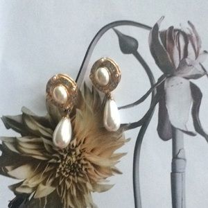 Beautiful Carolee gold faux pearl clear earrings